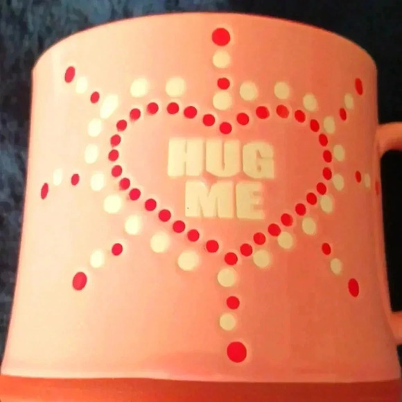 A beautiful  HUG ME mug. Nice size for coffee even soup. - Picture 2 of 4